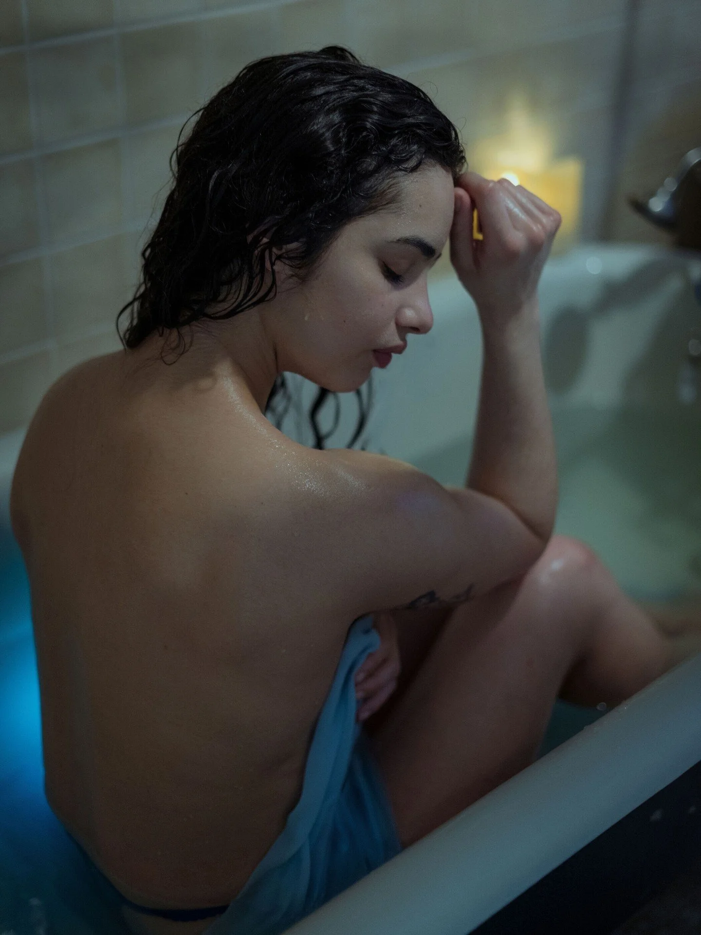 She lets the water embrace what words cannot. 🕯️🛁 
Bath boudoir sessions are back &mdash; now booking. DM to reserve your date. ✨
@annika_martinez

#FineArtBoudoir #BoudoirPoetry #QuietStrength #portlandphotographer #pdxboudoirphotographer #portlan