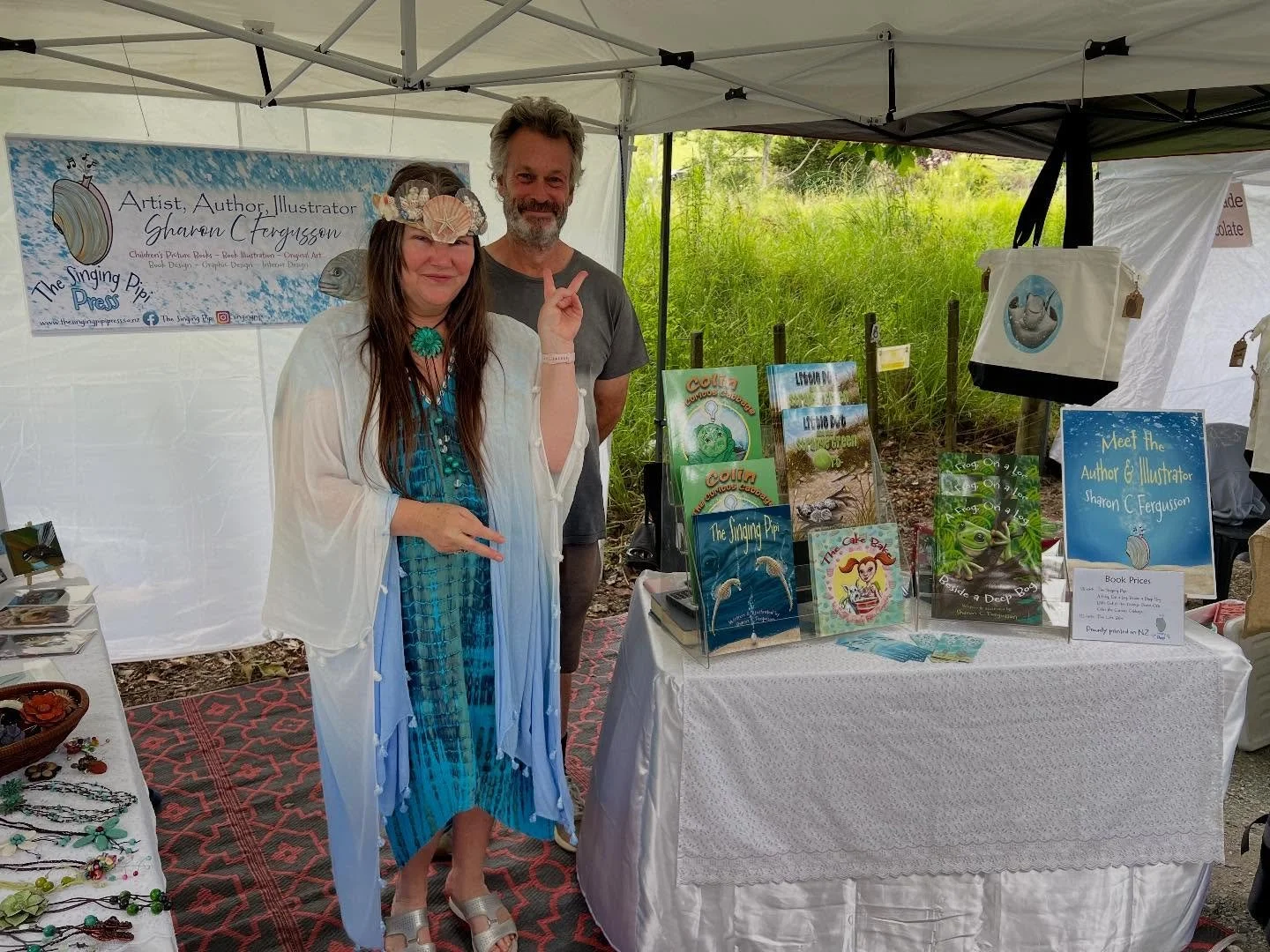 So much fun at the Christmas market at Matakana Country Park yesterday. Lovely to catch up with lovely friends and colleagues @singingpipi &amp; @write_doozy 🥰.