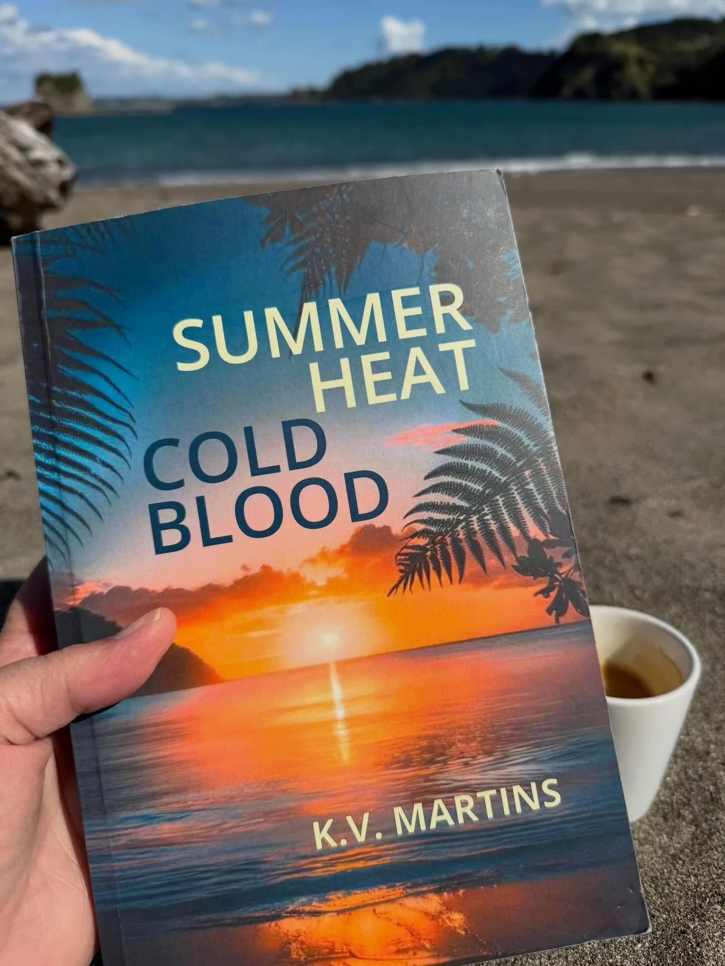 Lunch time reading Summer Heat, Cold Blood by @kimmar1 I started this gripping, fast paced &amp; well written read last night, and couldn&rsquo;t wait to get back to the story. Kim writes the most beautiful prose and I love her descriptions. This is 