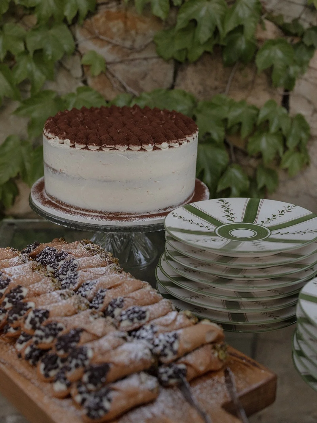 Can&rsquo;t get enough of the sweets! 🍰

#weddingcake #tiramisu #oliveoilcake #italiandesserts #italianstyle #italianweddingstyle #ojai