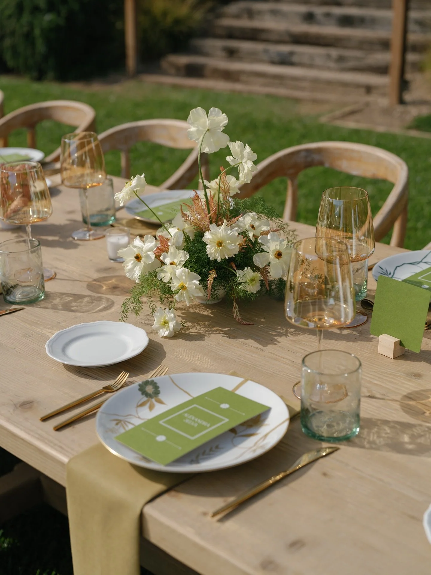 Summer soir&eacute;e on the coast 🌸 An ideal summer evening dining with a California inspired cuisine and a few fun twists! 

#summersoiree #summerwedding #californiaweddingplanner #californiawedding #gardenpartywedding #gardenparty #localcuisine #c