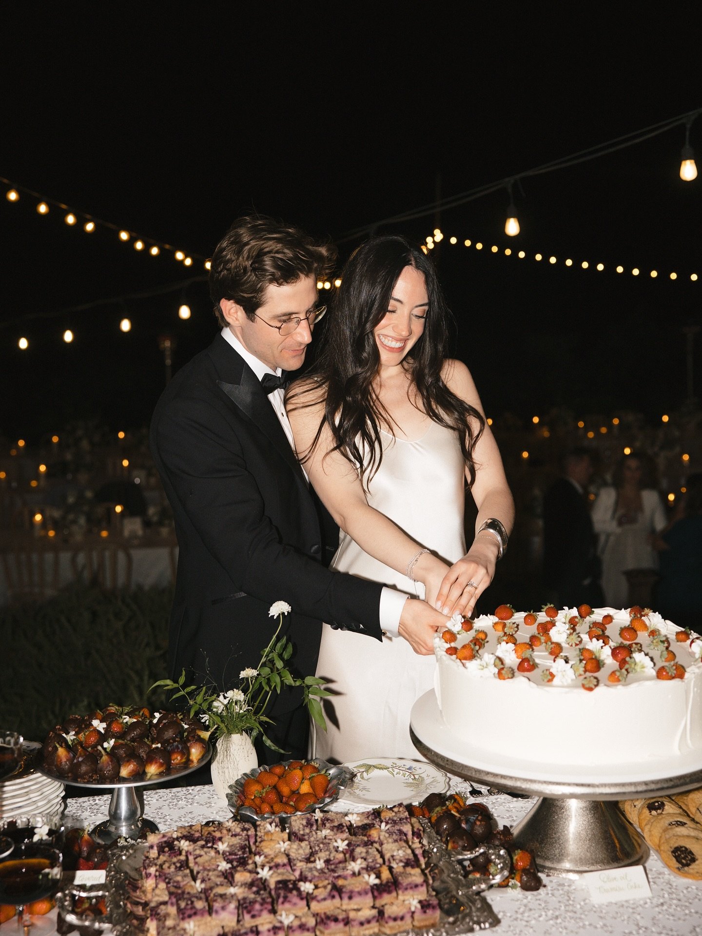 A dessert spread I&rsquo;m still nowhere near over. 🍰 Dream cake by @roxannerosensteel and the best sweets from @poeandco ✨

#weddingcake #desserttable #dessertspread #dessertinspiration #sweettreat #bigcake #weddingtrends #cakestyle