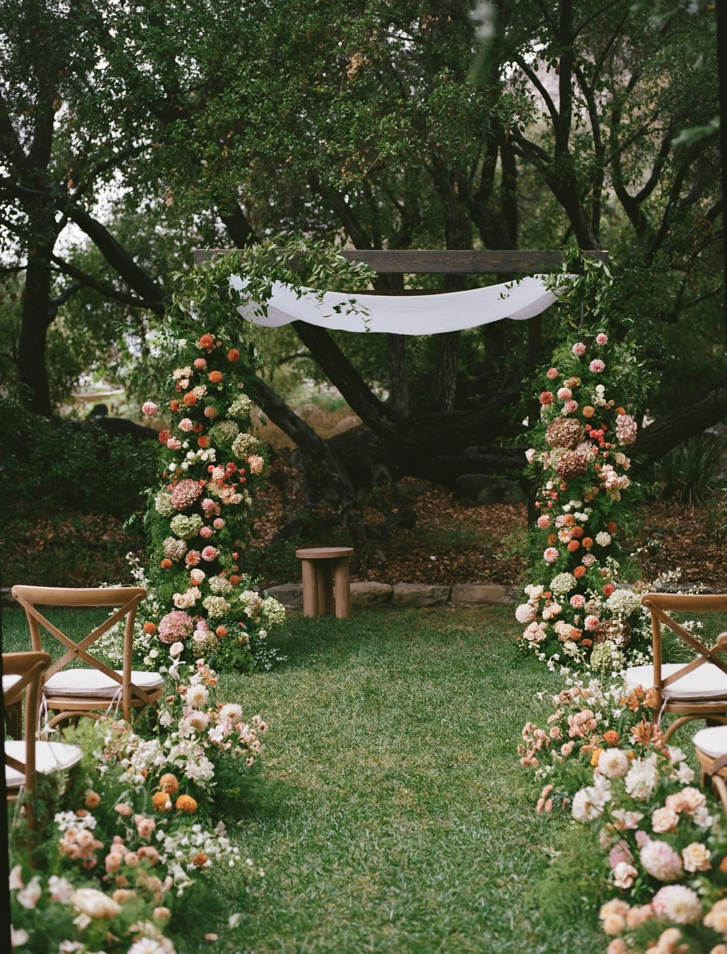 Loved dreaming up this design with @chelseafloral for H + E&rsquo;s ceremony tucked in the hills of Ojai &hearts;️

Planning + Design @surrayaevents 
Photography @tayylorannphoto 
Venue @thacherhouse 
Rentals @foundrentalco @casadeperrin @brightevent