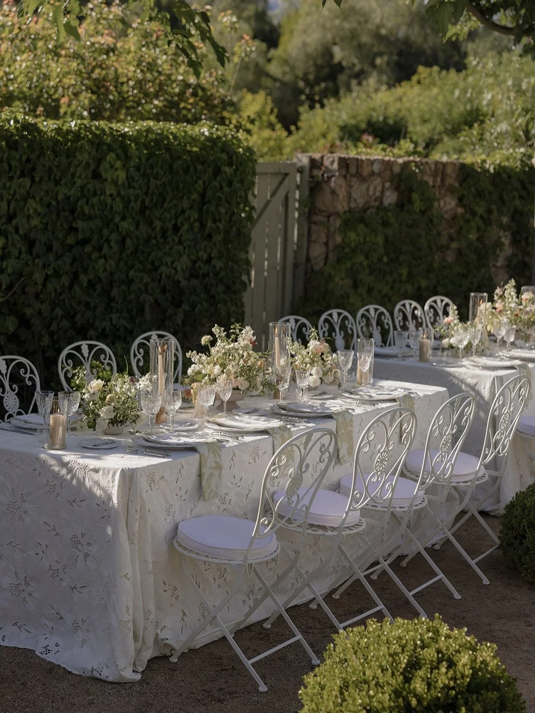 A wedding I haven&rsquo;t given nearly as much love as it deserves on our feed. One of my favorite designs from this spring in Ojai 🌿

Planning + Design @surrayaevents 
Photography @alibeckphoto 
Florals @chelseafloral 
Catering @poeandco 
Bar @flai