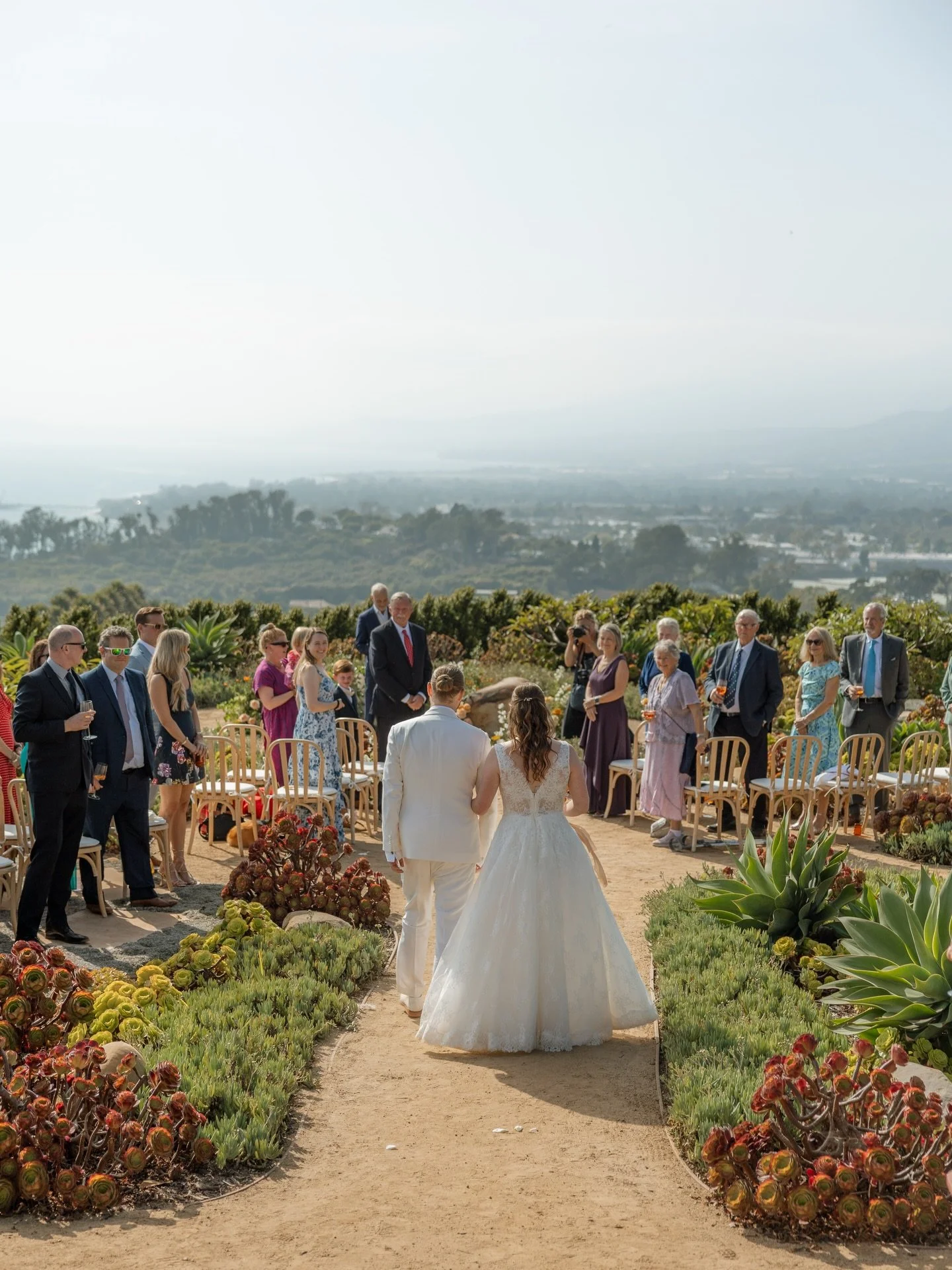 Ceremony above the coast 🌞 

#oceanview #oceanfrontwedding #weddingplanner #santabarbaraweddingplanner #weddingdesign #ceremonydesign #uniqueceremony #gardenceremony #spritztime
