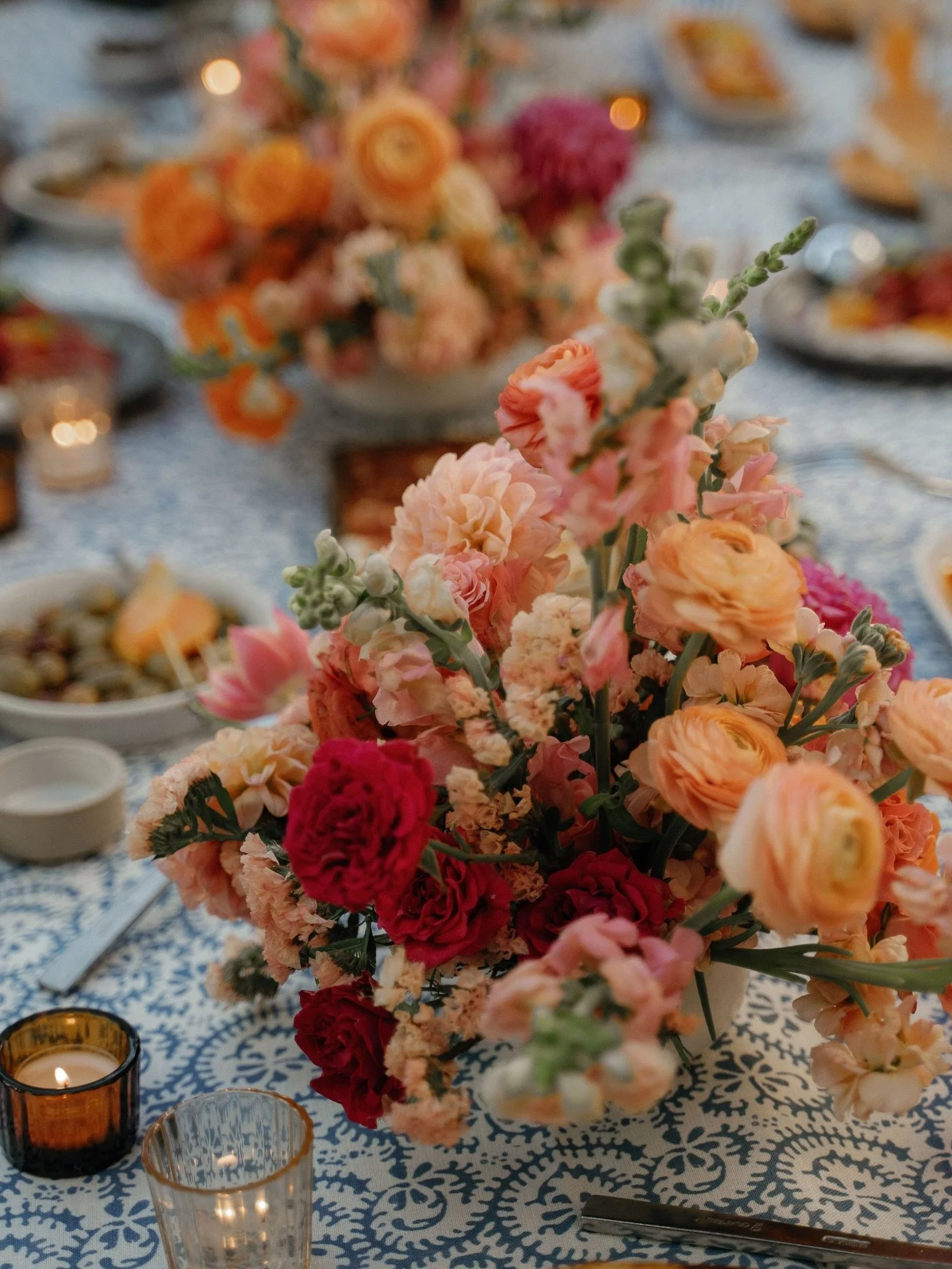 A colorful design for an intimate evening at @loquitasb 🦋

Photography @rachelwakefield 
Planning + Design @surrayaevents 
Venue @loquitasb 
Florals @chelseafloral 
Music @tonyybarraguitar 
Rentals @theonicollection @nuagedesignsinc