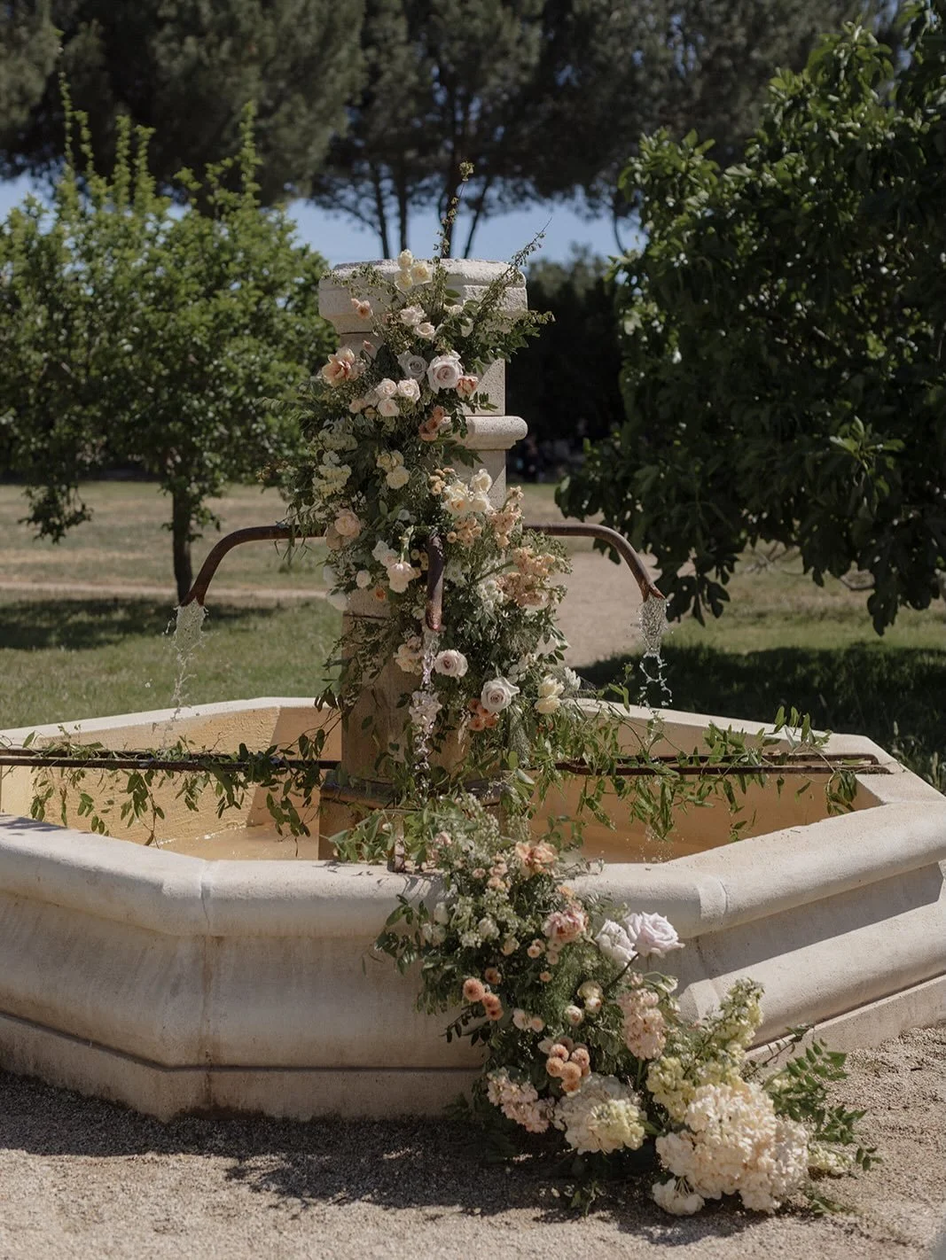 A summer dream day 🌸 European essence in California for a timeless and stunning ceremony 

#italiangarden #europeanstyle #italianweddingstyle #californiaweddingplanner #destinationweddingplanner