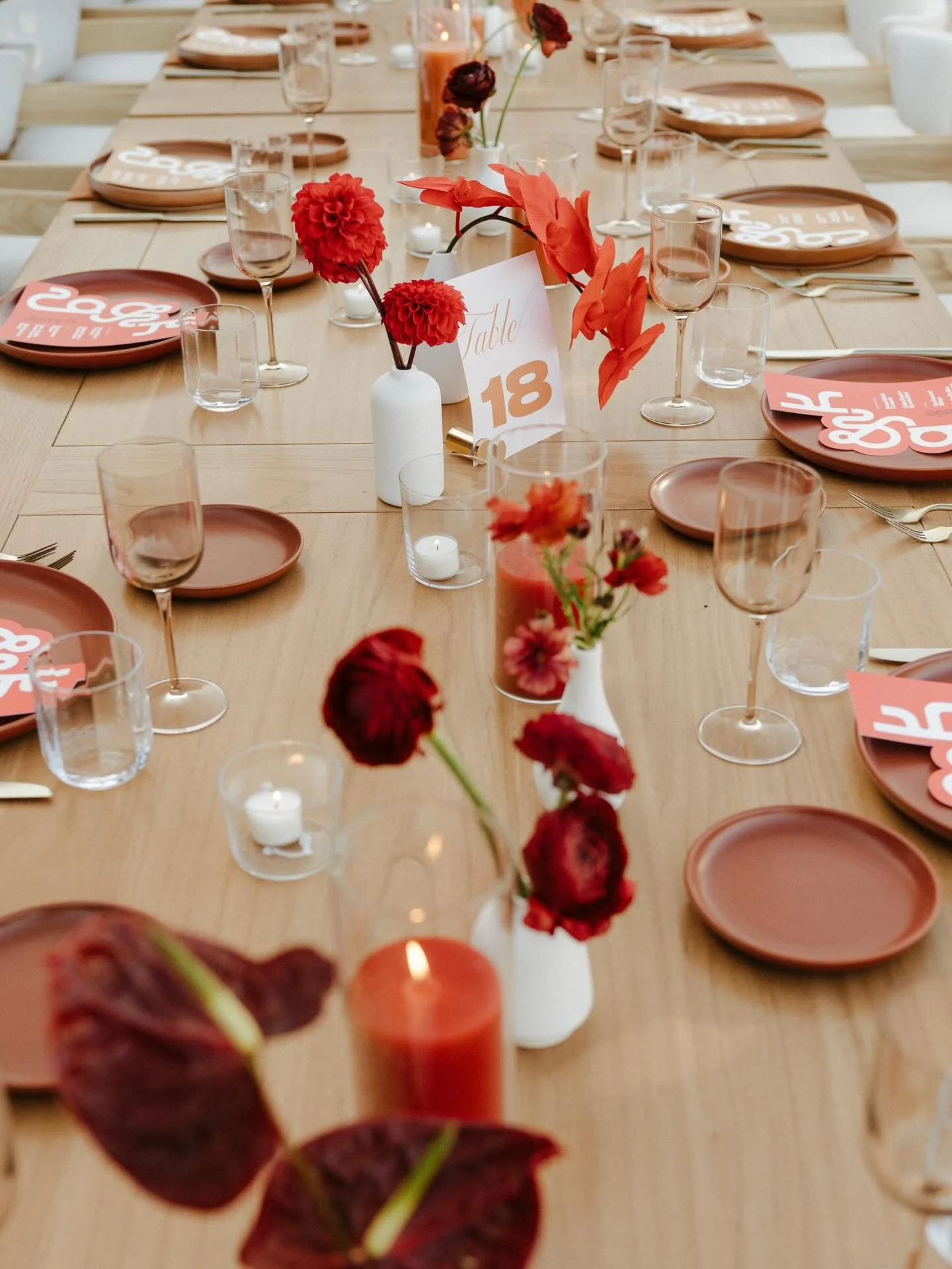 A modern colorful cascading tablescape🌹

#weddingdesign #modernweddings #2026bride #santabarbarawedding #eventsdesign