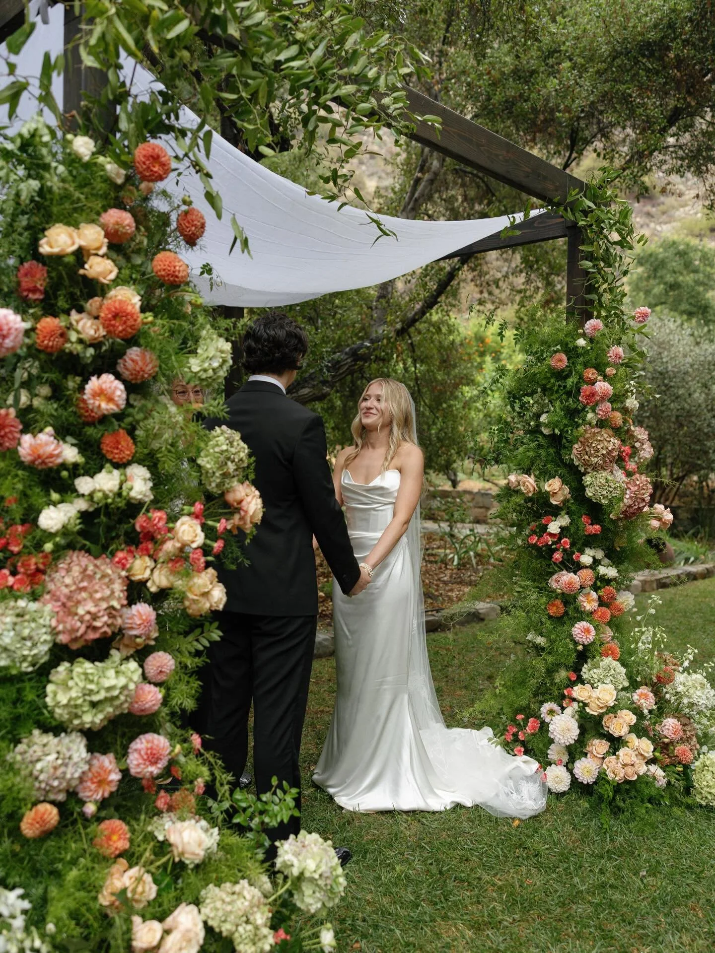 A ceremony filled with joy, love and a burst of color beneath the trees 🌸

@chelseafloral 
@surrayaevents 
@tayylorannphoto 
@thacherhouse 

#ceremonydesign #ceremonyflorals #destinationwedding #weddingdesign