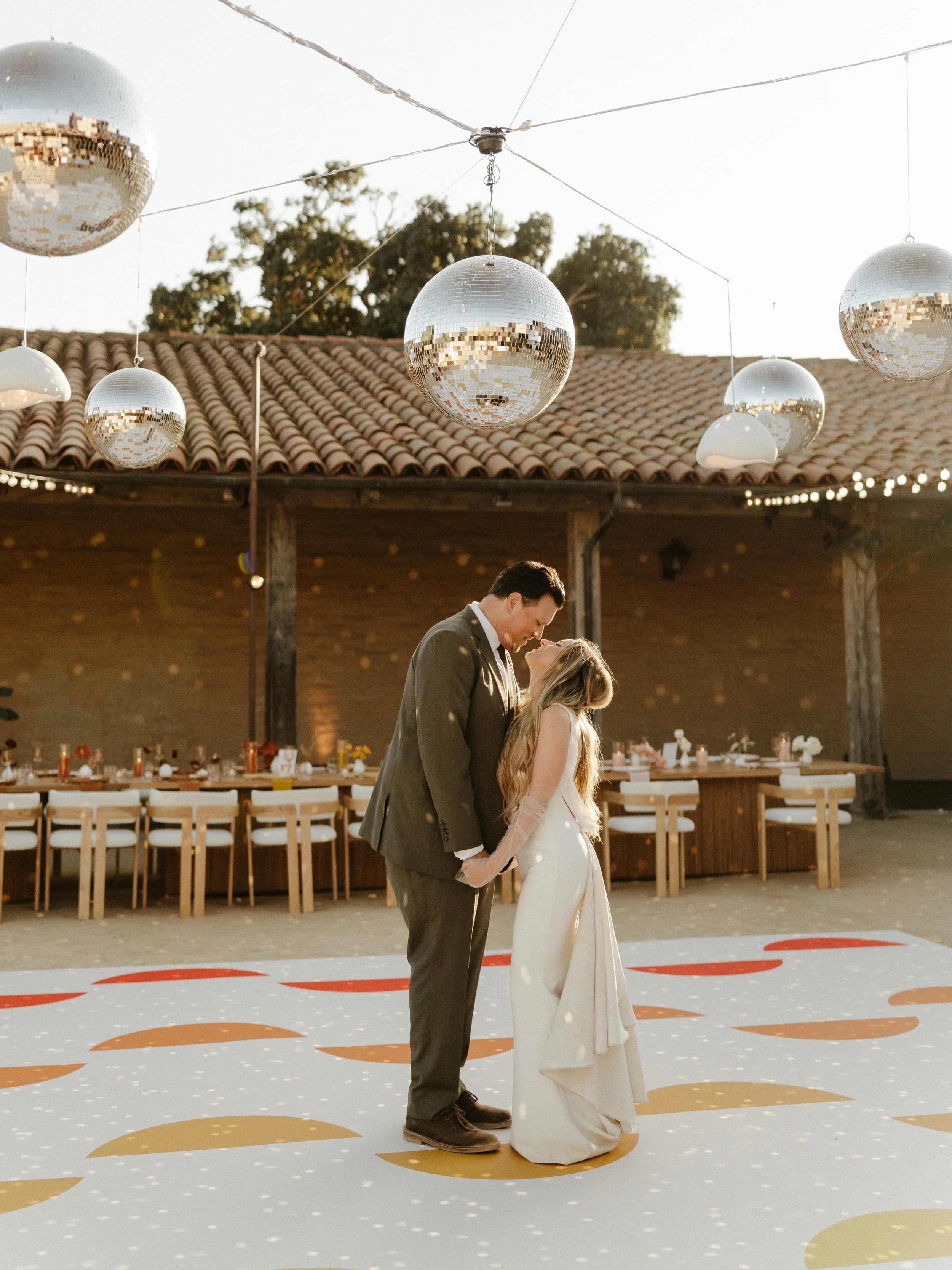 A energetic and vibrant disco evening for M +D 🪩🌹🌙

#weddingdesign #modernwedding #colorfulwedding #customdancefloor #weddingdesigner