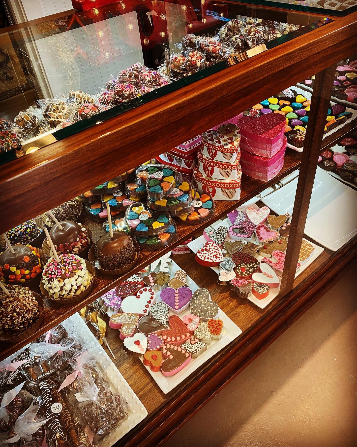 Valentines Inspiration is best in chocolate! The colors the textures the decor &amp; of course the taste😋Found this amazing chocolate shop in NC &ldquo;Chocolates by Whitney&rdquo; and knew that was my Valentine gift! We celebrated again with sushi 