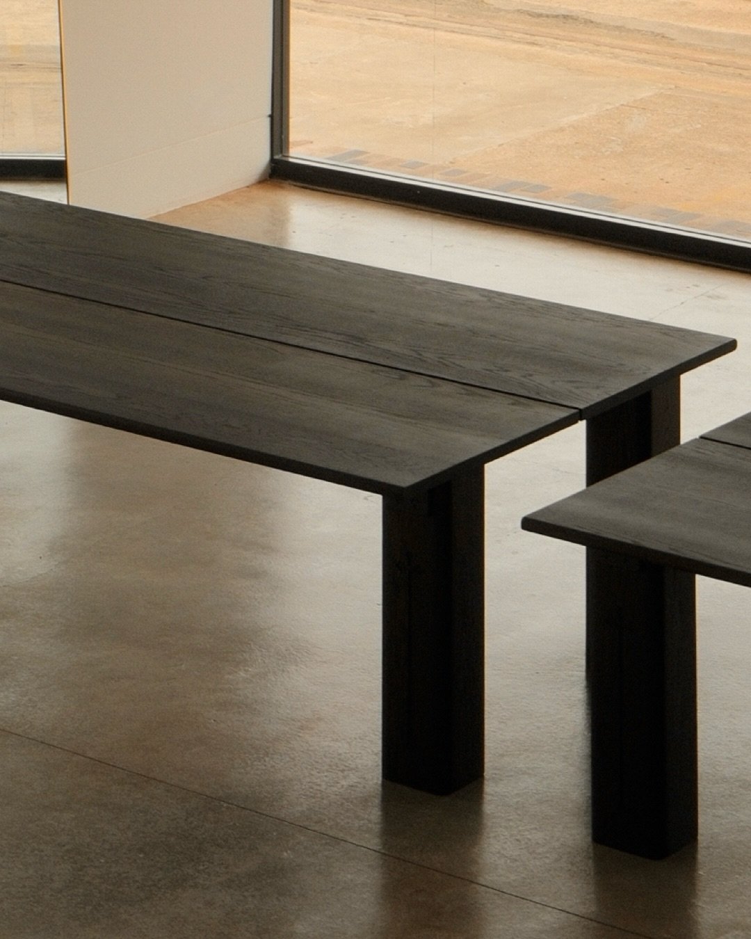 A pair of oak desks, designed to ground the light filled space of @houseofairlie. 

#finejoinery #solidtimber #artisanmade #australianinteriors #moderncraft