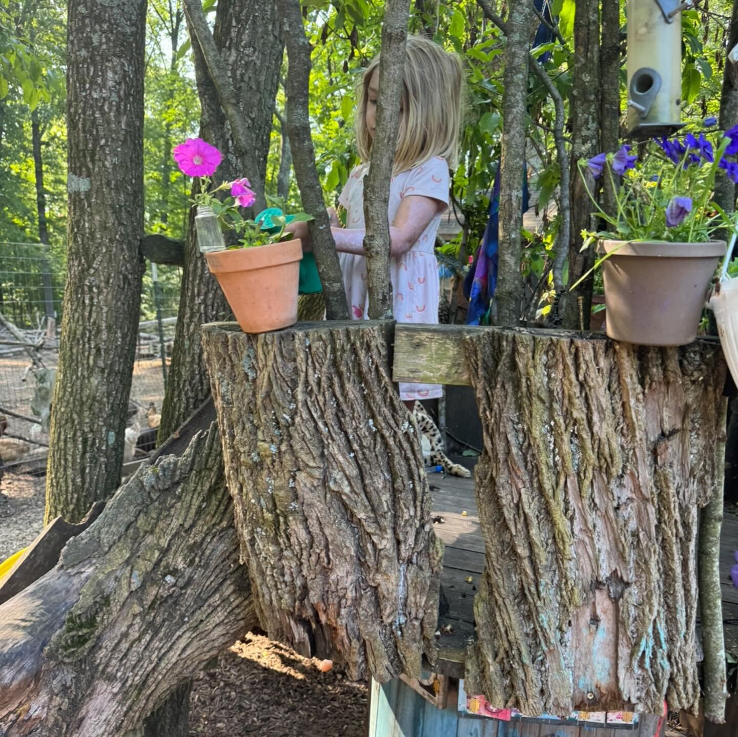 We said goodbye to our sweet little spool tree house over the weekend &hearts;️ 

That tree house was build out of almost 100% recycled materials. Screws were the only things purchased for it. The yellow slide is one that was in my bedroom off of a b