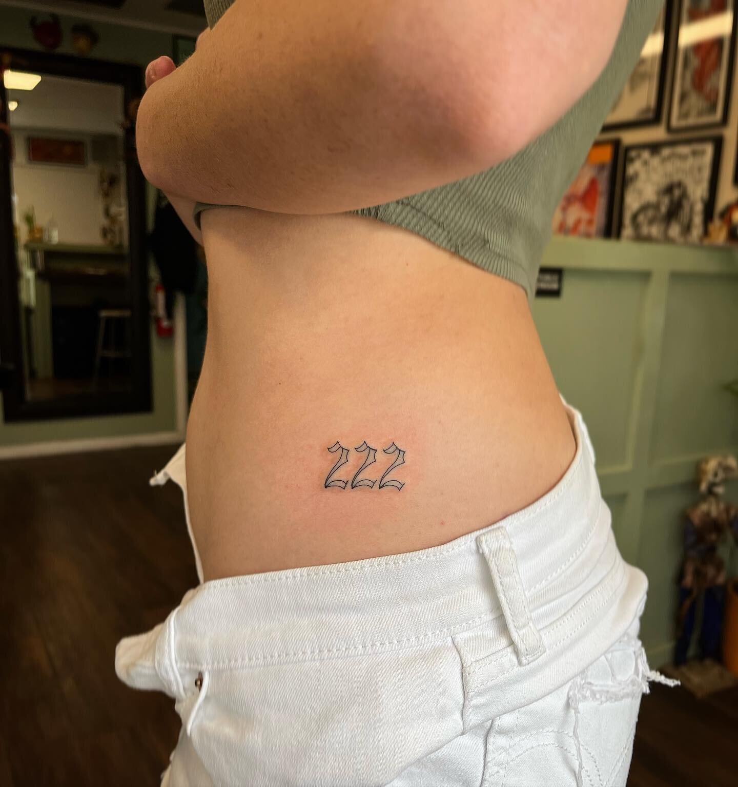 Happy 2/22/22!! 🥳 here&rsquo;s a thin and crispy one @kd1904 did on @katelynnalex Katelynn you were a champ! Thanks a buch for the support! Clementinetattoo.com #clementinetattoo #clementine #sandiegotattooartist #sandiegotattooshop #sandiegotattoo 