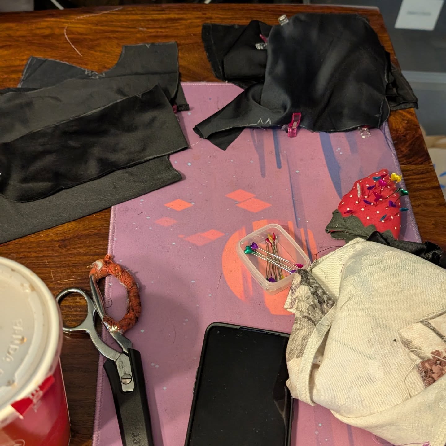 So listen, I've been in over my head with a sewing project XD this is probably the cleanest picture of the process I have, but let me tell you. This is hard XD Doesn't help that this is actually my first time sewing and I somehow thought the dress I 