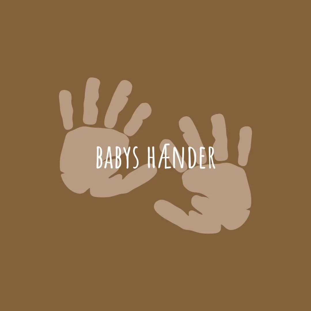 Babyh&aelig;nder❤
Babys h&aelig;nder er i konstant udvikling og rummer b&aring;de reflekser, nysgerrighed og sm&aring; motoriske spring. I l&oslash;bet af det f&oslash;rste &aring;r sker der en utrolig rejse, hvor h&aelig;nderne g&aring;r fra at grib