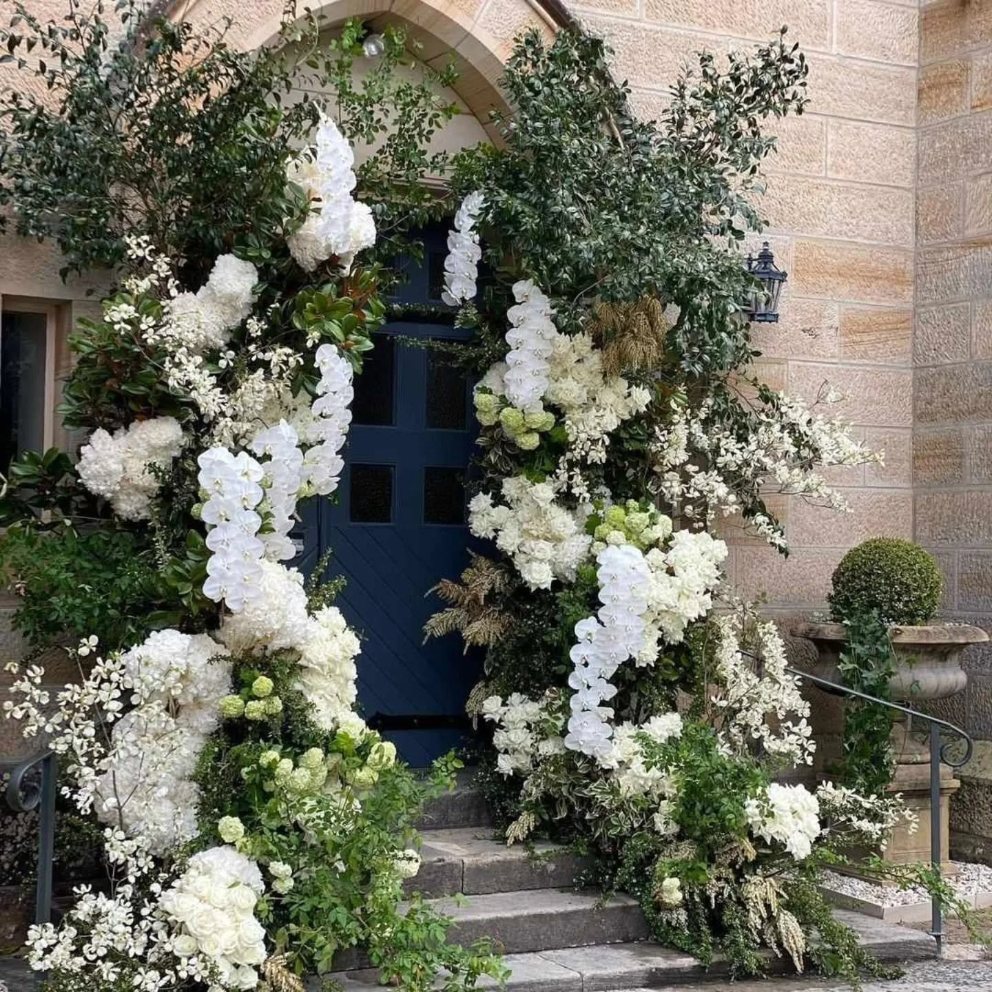 I just fell in love ❤️ in my opinion, you can never overdo it with flowers. Spots are filling up fast for 2025. If your still looking to book your celebrant contact me now for a non obligation meeting 💍foreverinaday.com.au