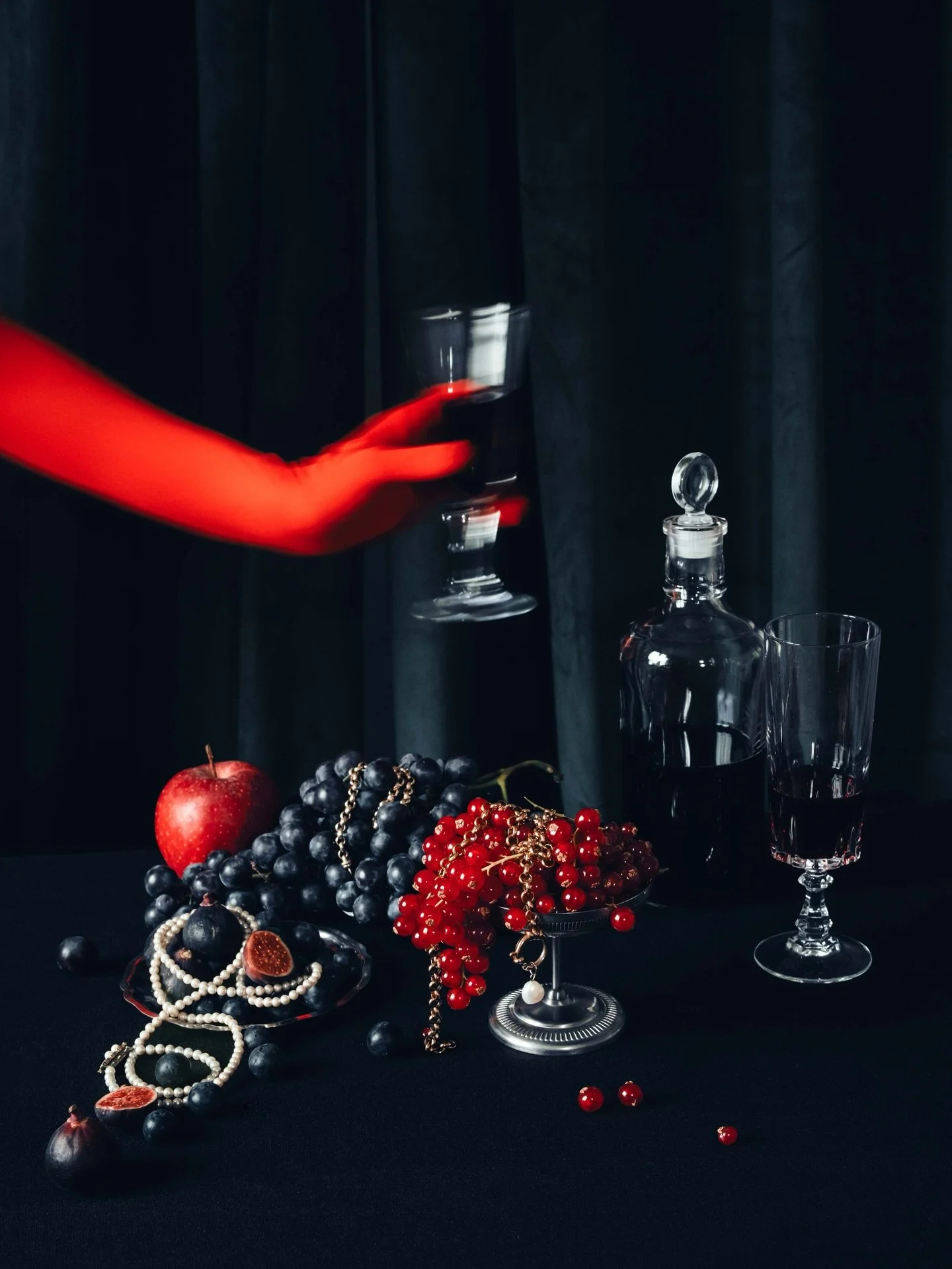 D&eacute;fi cr&eacute;atif | Red hands 1/2&diams;️

Une nature morte + du mouvement pour cette premi&egrave;re photo de la s&eacute;rie cr&eacute;ative de novembre autour du th&egrave;me &laquo;&nbsp;red hands&nbsp;&raquo;. 

Il y a eu un bon travail