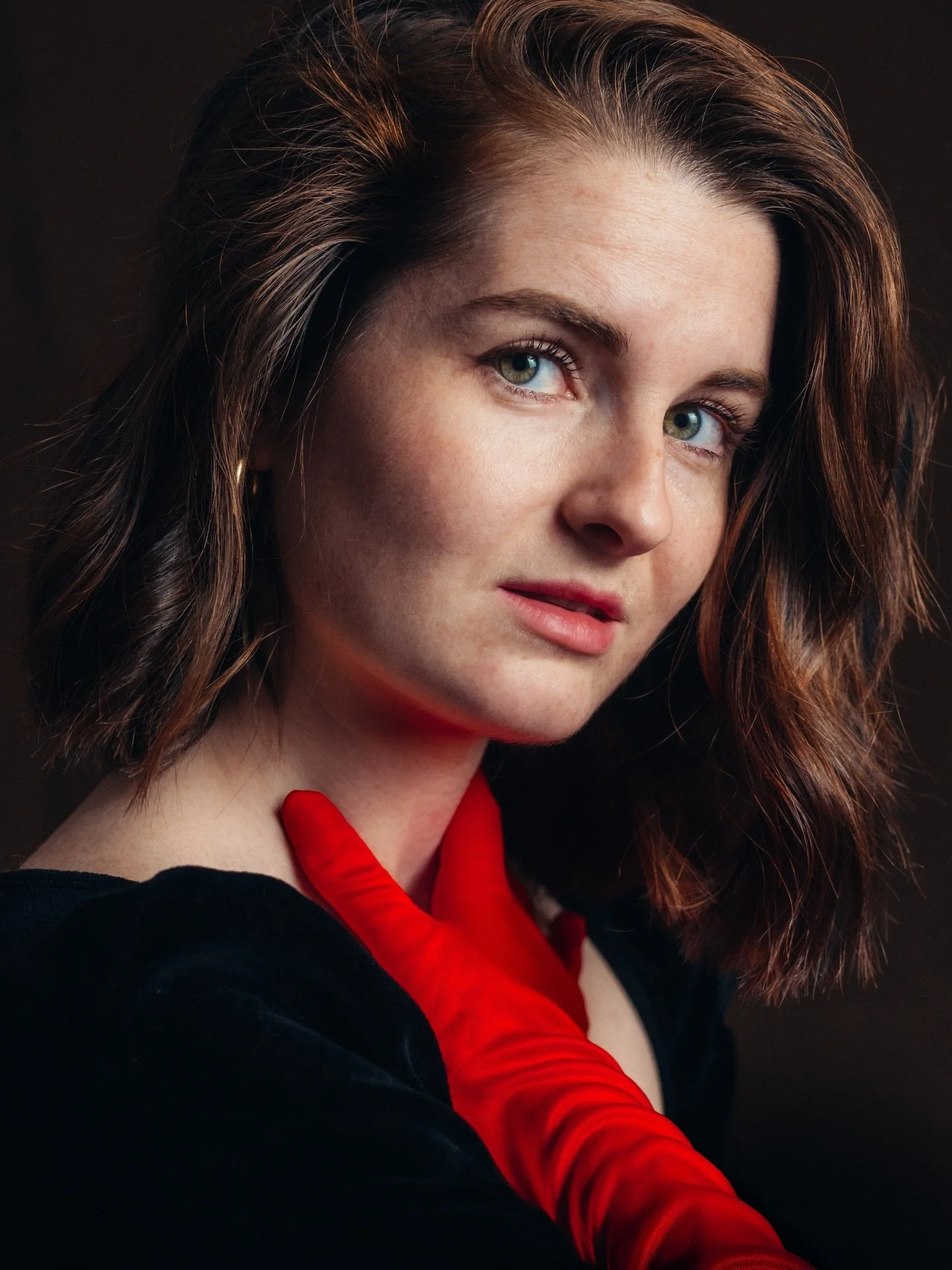 Red hands 2/2 &diams;️| Auto portrait

Apr&egrave;s une longue pause (3 mois ressentis 6) dans les d&eacute;fi cr&eacute;atifs et donc les auto-portraits, je me suis remise devant l&rsquo;objectif. 

Il y a des fois o&ugrave; c&rsquo;est plus simple,