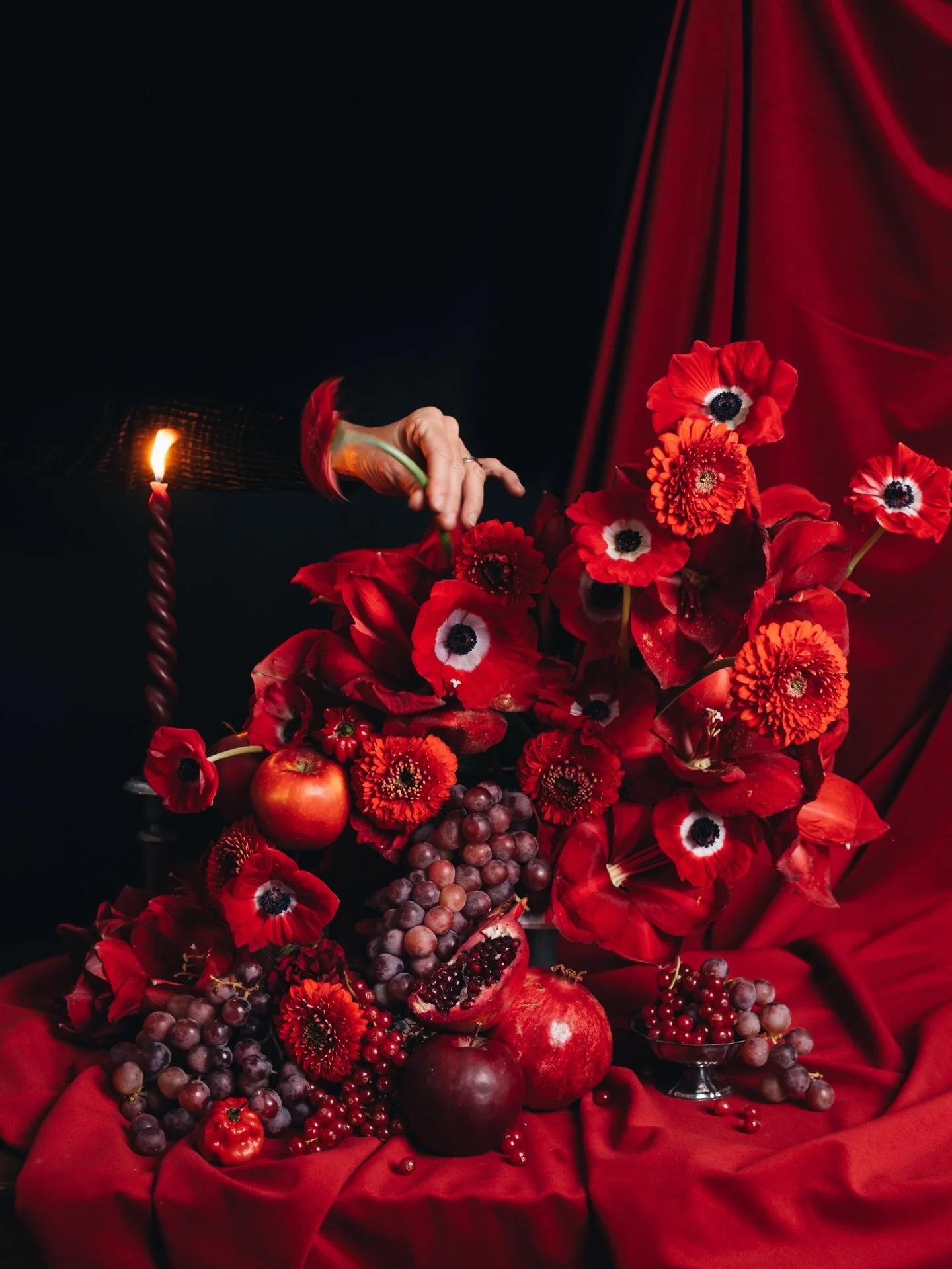 Comment mieux terminer l&rsquo;ann&eacute;e qu&rsquo;en faisant un tableau monochrome avec @atelierinspire autour du rouge profond 🌶️

Une sc&eacute;nographie florale faite d&rsquo;an&eacute;mones, de geminis, d&rsquo;amarantes du Var et d&rsquo;Ama