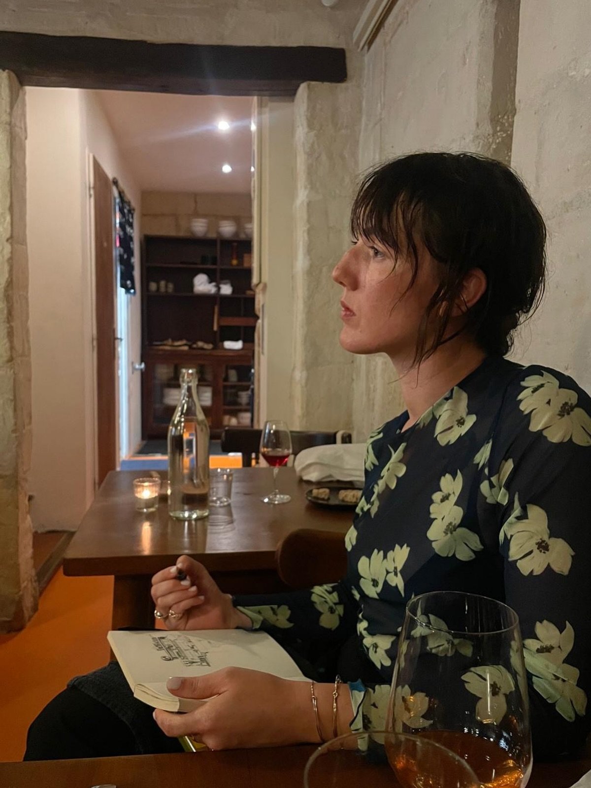 M&eacute;lissa, c&rsquo;est celle qui se cache derri&egrave;re le coup de crayon de @carnetdecantine 

De son regard avis&eacute;, elle &ldquo;croque&rdquo; habillement les cuisines, les comptoirs, les assiettes et les tables de son quotidien. Dans s