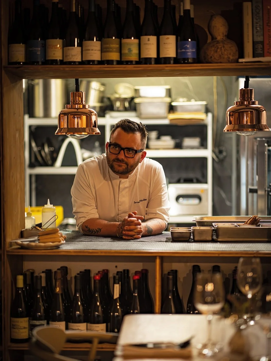 Le Servant ⏐Les pr&eacute;sentations 

C&rsquo;est au comptoir que je me suis install&eacute;e la premi&egrave;re fois et que j&rsquo;ai d&eacute;couvert la cuisine de Nicolas. Nich&eacute; au coeur du quartier Saint Cyprien, @leservant_ est une adre