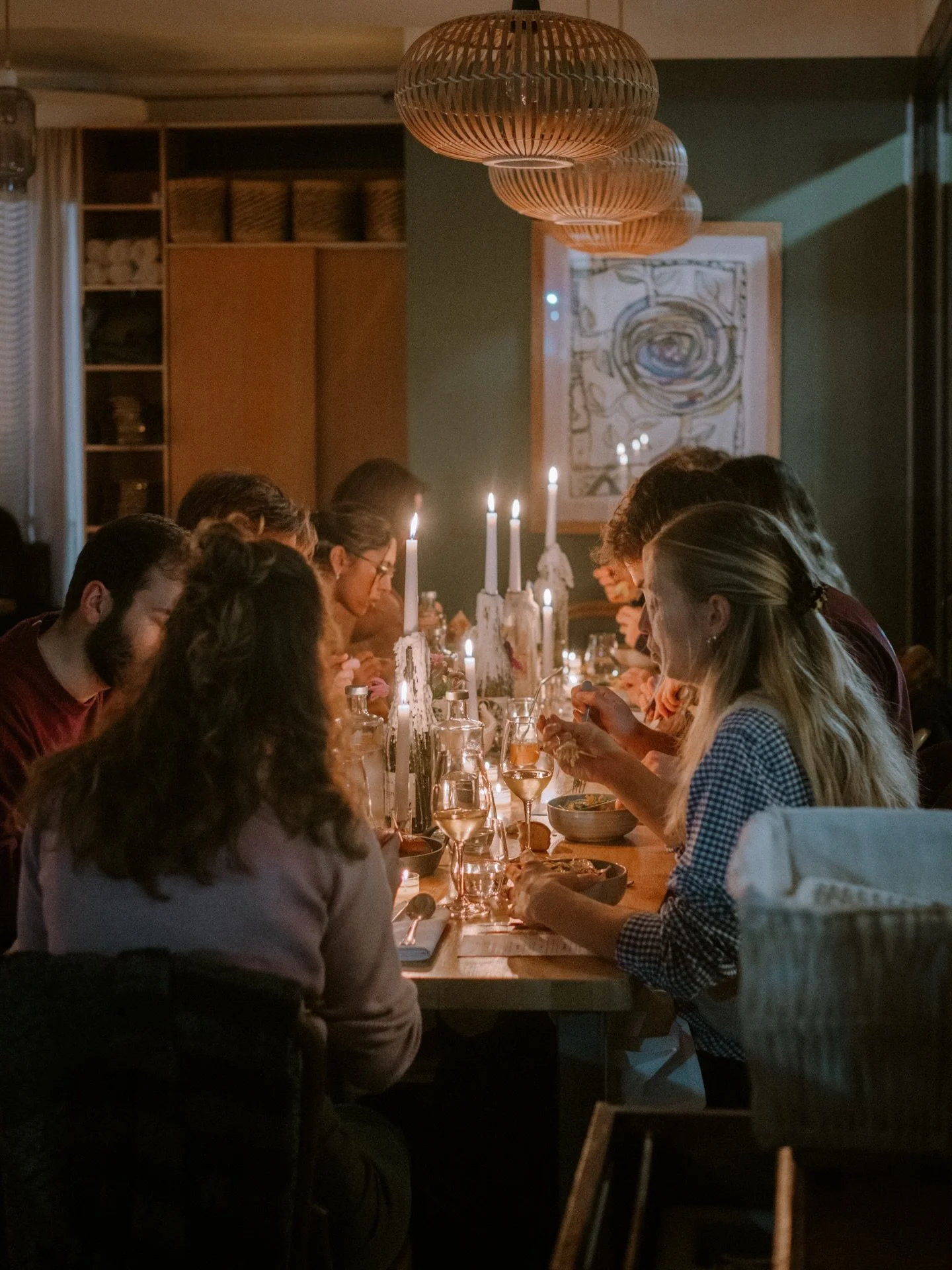 Quelques images pour vous mettre dans l&rsquo;ambiance de samedi ! 
Partager un repas &agrave; la bougie et d&eacute;guster un menu sans gaz ni &eacute;lectricit&eacute;: vous &ecirc;tes bien &agrave; L&rsquo;Heure Bleue 🕯️

C&rsquo;est exactement c