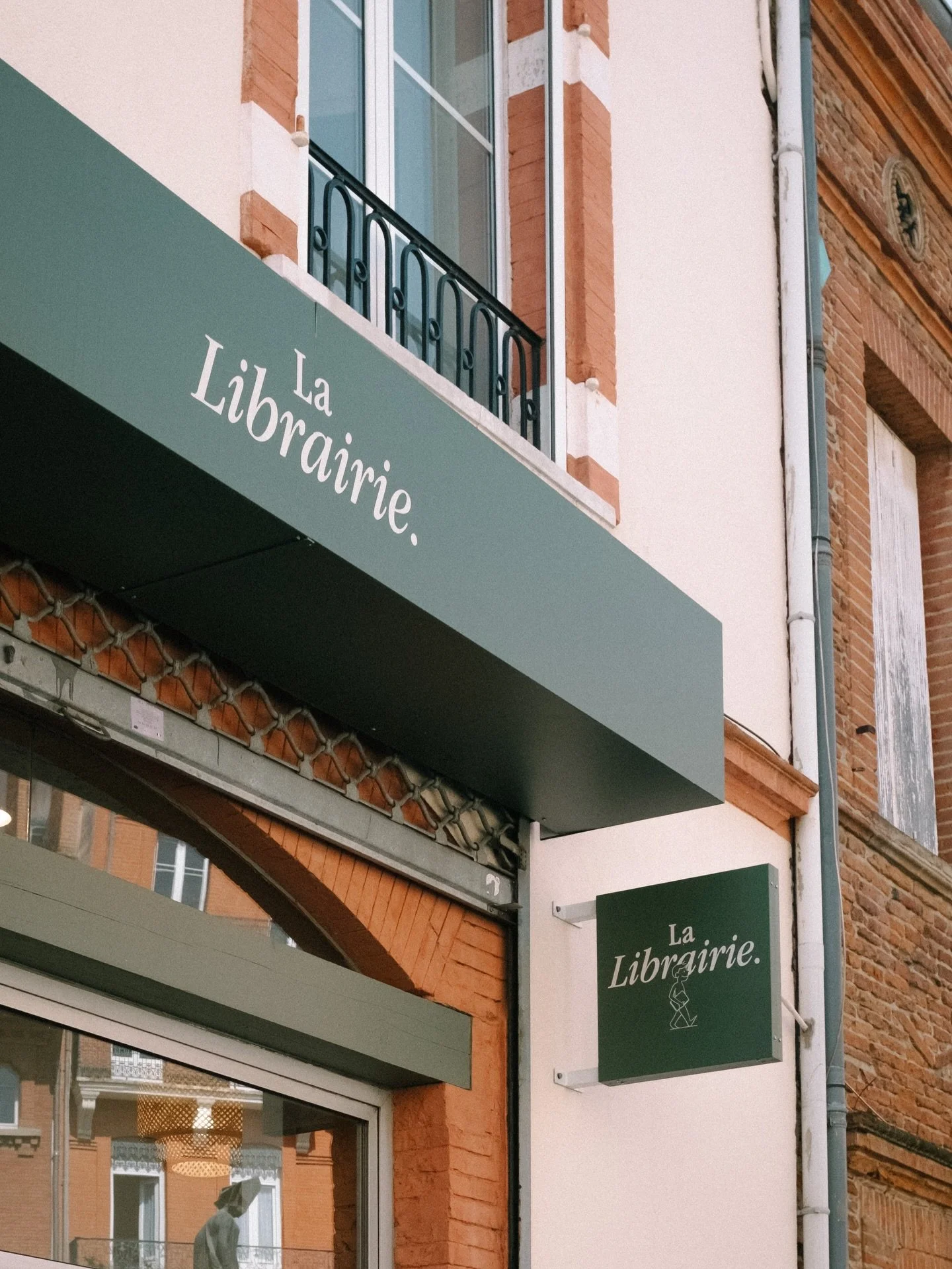Et si je vous parlais du lieu du prochain D&icirc;ner ? @la.librairie.toulouse 

La Librairie. c&rsquo;est une histoire de livres mais avant tout c&rsquo;est une histoire d&rsquo;artisanat, de proximit&eacute;, de sens et d&rsquo;&eacute;motions. Sit