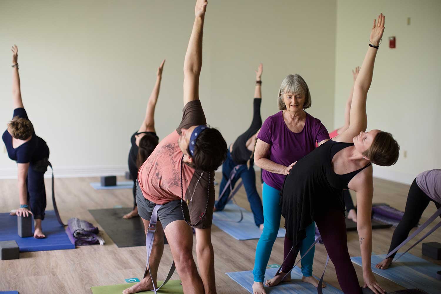 Pop-up faz aulão de yoga no Canadá com alunos em redomas de plástico - GQ