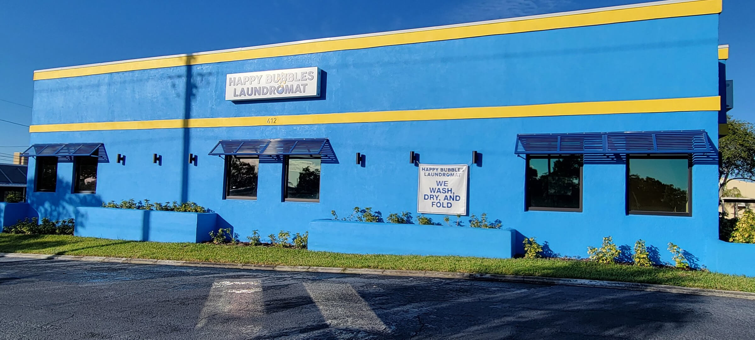 Side view of Happy Bubbles Laundromat in Clearwater, FL