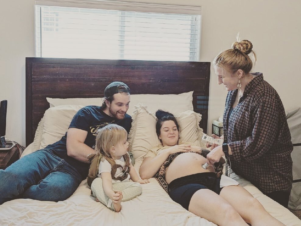 *💛HOME VISITS💛*
These are always my favorite! Planning and envisioning the welcoming of a new babe and the excitement from the whole family&hellip; this is why we love this work! 
So excited for this sweet baby! And very thankful for this amazing f