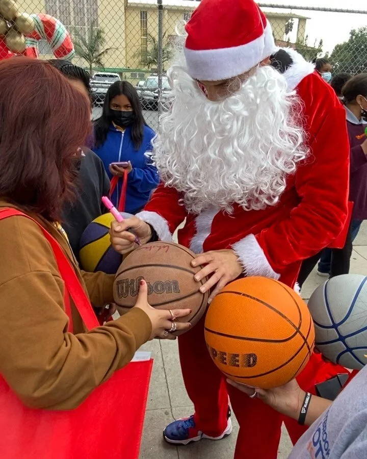 &ldquo;If you believe you can achieve&rdquo; Words of wisdom from our hooping legend Santa 🏀🎅🏽@whitechocolate_0 

&hellip;
#santa #hoopingsanta #hoopbus #donate #nonprofit #play #basketball #gamesdontstop