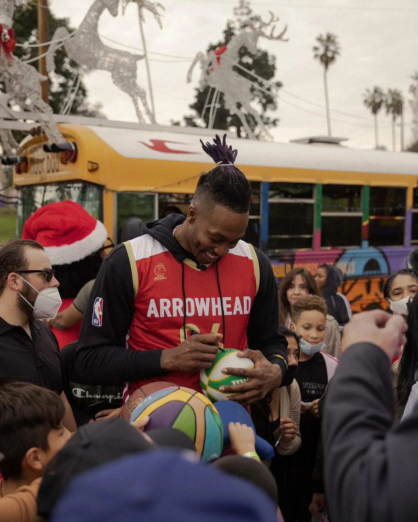 Thanks @dwighthoward for taking a tour of the bus and signing our ceiling! One of our favorite moments this holiday season of giving back. 

📸 @d.arroniz 

&hellip;

#hoopbus #gameneverstops #basketball #hoopers #dunk #basketballhighlight #schoolbus