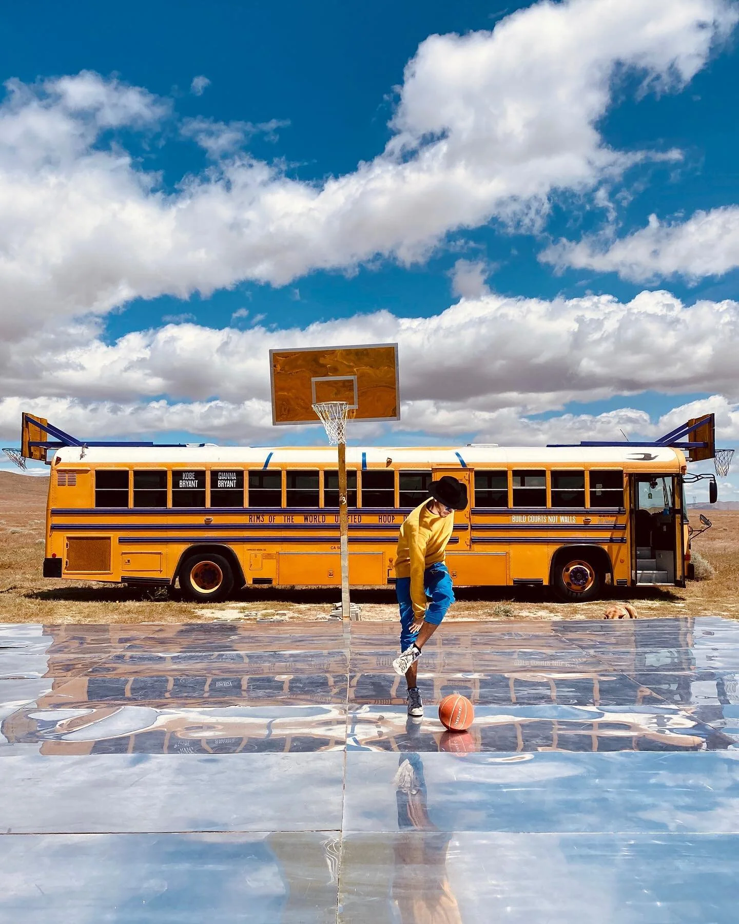 Happy 2022 ya&rsquo;ll! Been taking this time to reflect on the beautiful courts, community and inspiration from nature that&rsquo;s brought magic to the Hoopbus. 
 
📸 @slowmotion00 

&hellip;

#hoopbus #gameneverstops #basketball #hoopers #dunk #ba