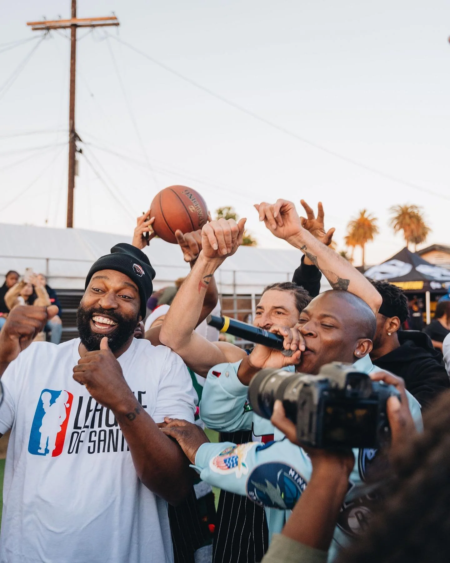 Very grateful for ending the year celebrating the holidays with  @iambarondavis 🏀🎅🏾 

Congrats to @otgenasis and team North Pole who pulled up for the win. 🏆

📸 @nickshoots 

&hellip;

#hoopbus #gameneverstops #basketball #hoopers #dunk #baronda