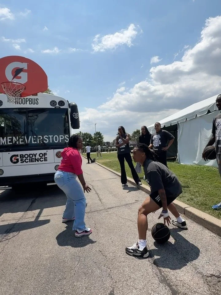 We had a blast yesterday morning at the Play Like a Girl camp in Southside Chicago 🥰🩷 thank you @rushiab for the invite and for the impact that you make on these young ladies 🙏

#hoopbus