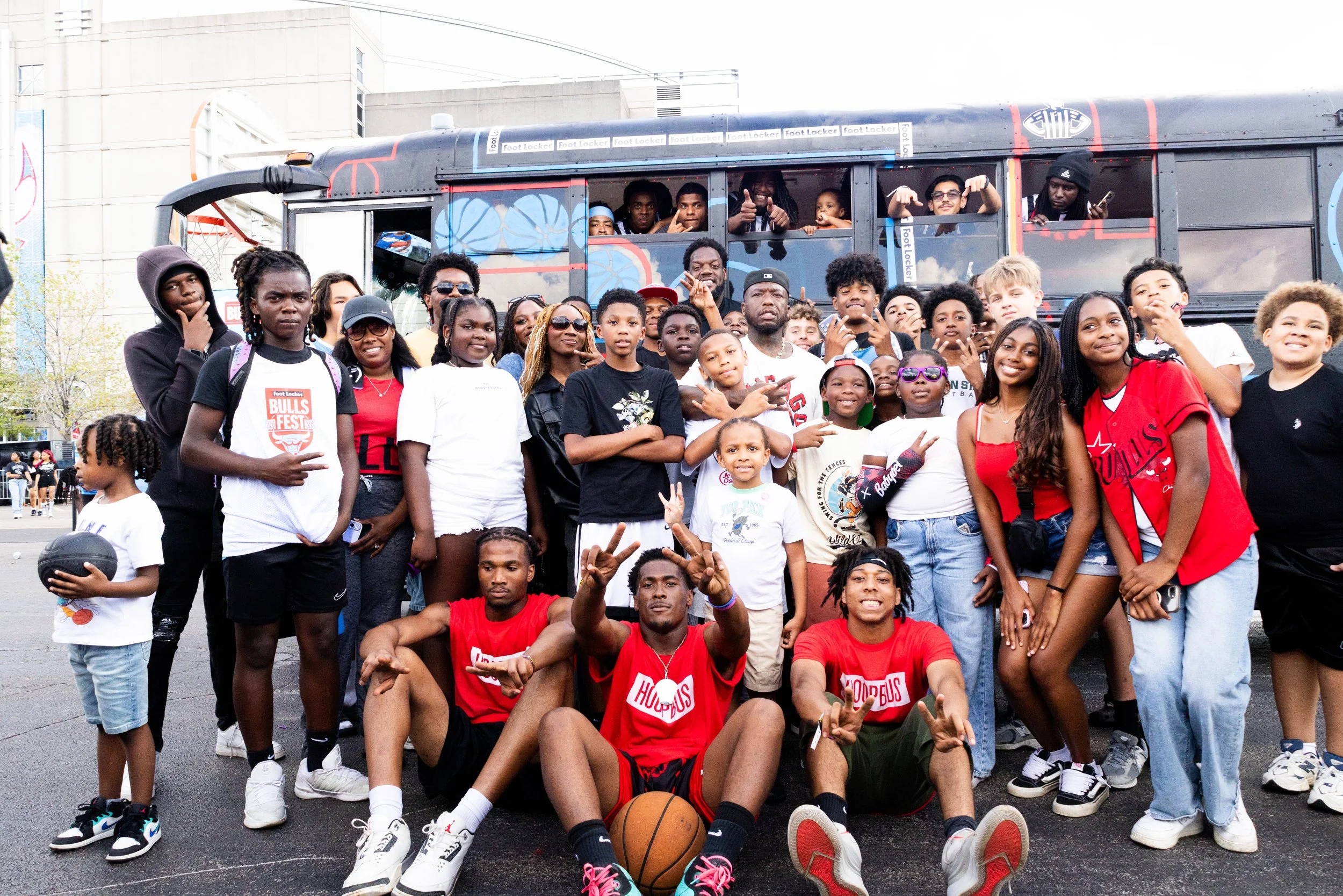  Nate Robinson, Team Hoopbus, and youth fans pose for a photo. 