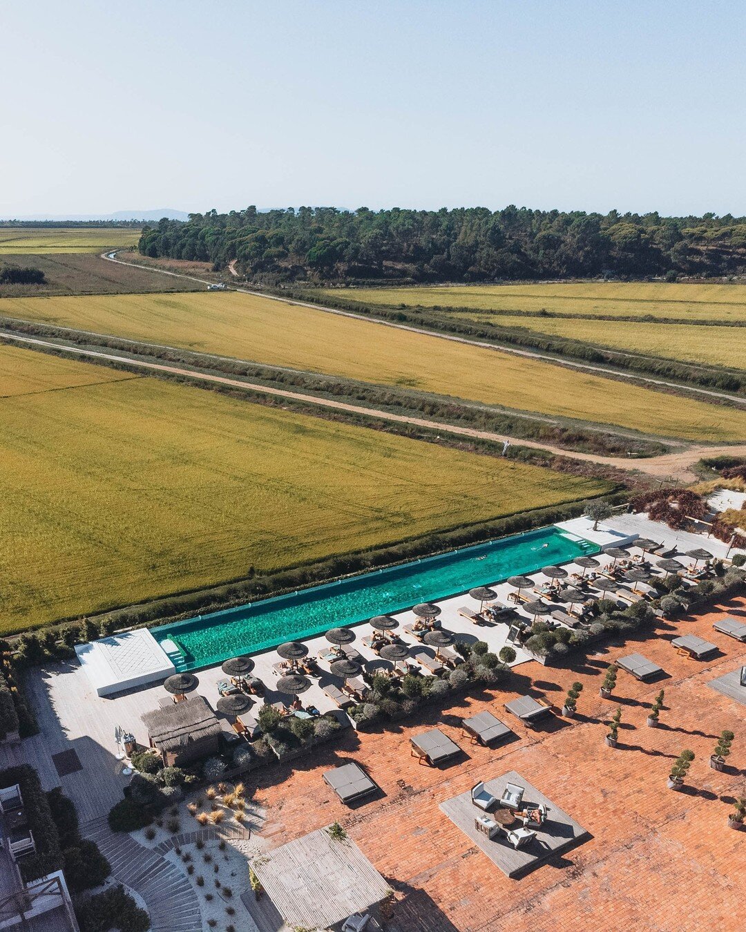 Perfectly integrated with the local environment with an utmost respect for its natural ecosystem, Quinta da Comporta's project was born to honour this region's lifestyle while preserving the best it has to offer. 
.
.
Perfeitamente integrado no ambie
