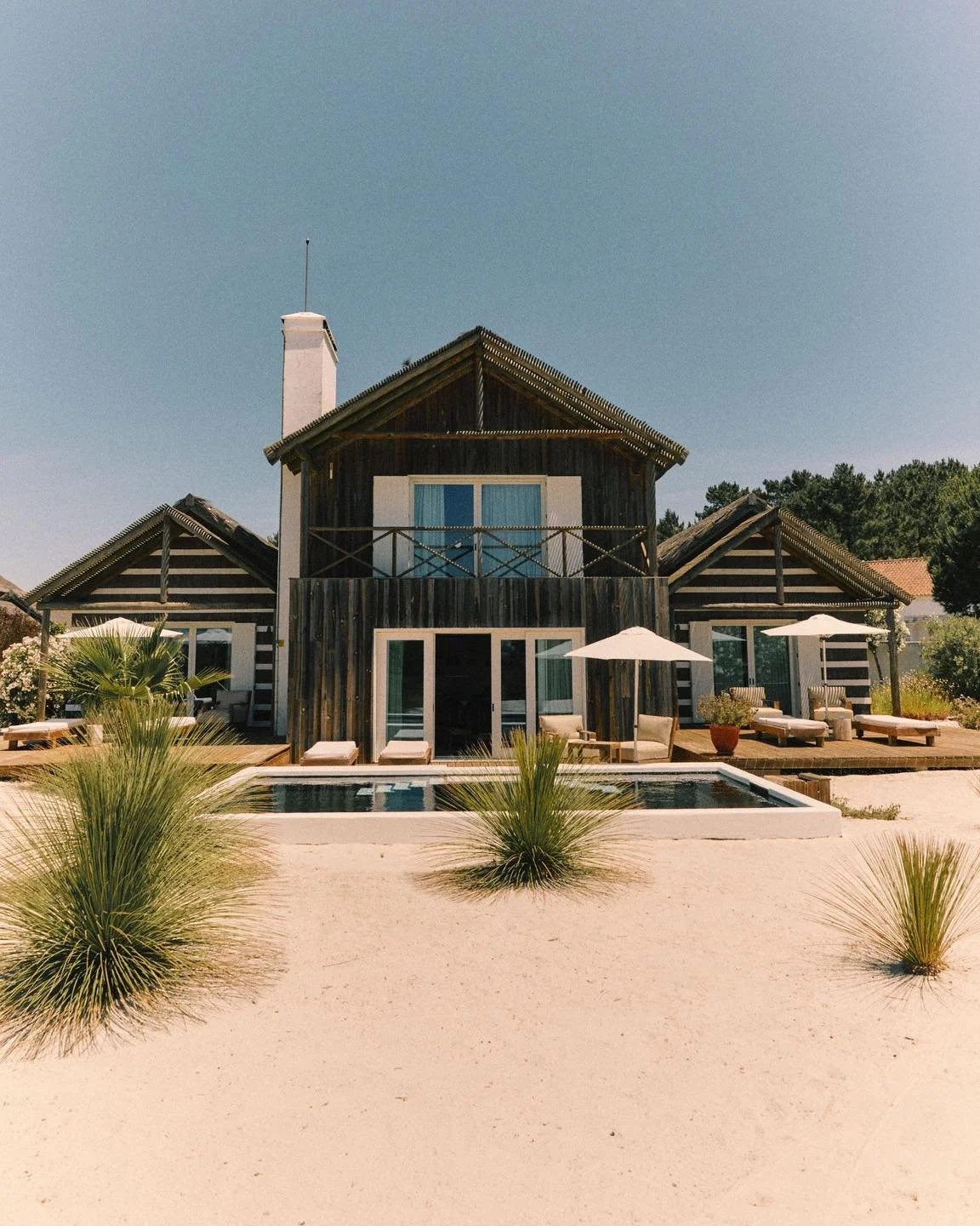 Esta Pool Villa é o cenário ideal para manhãs tranquilas, refeições em companhia, mergulhos à tarde e a sensação de pertença.
.
.
Esta Pool Villa é o cenário onde os dias ganham outro ritmo: manhãs sem pressa, refeições em companhia