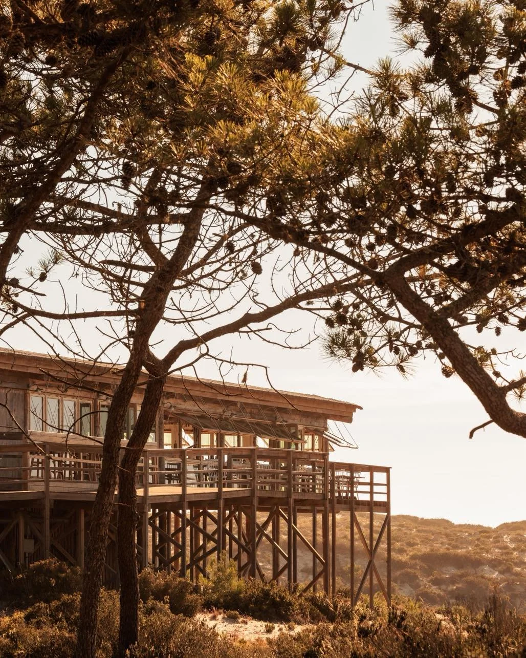 O Atlântico e os elementos que unem Portugal e o Brasil: descubra o menu criativo de @manubuffara no nosso restaurante de praia @elemento_atlantico 
.
.
O Atlântico e os elementos que unem Portugal e o Brasil. Descubra a interpretação