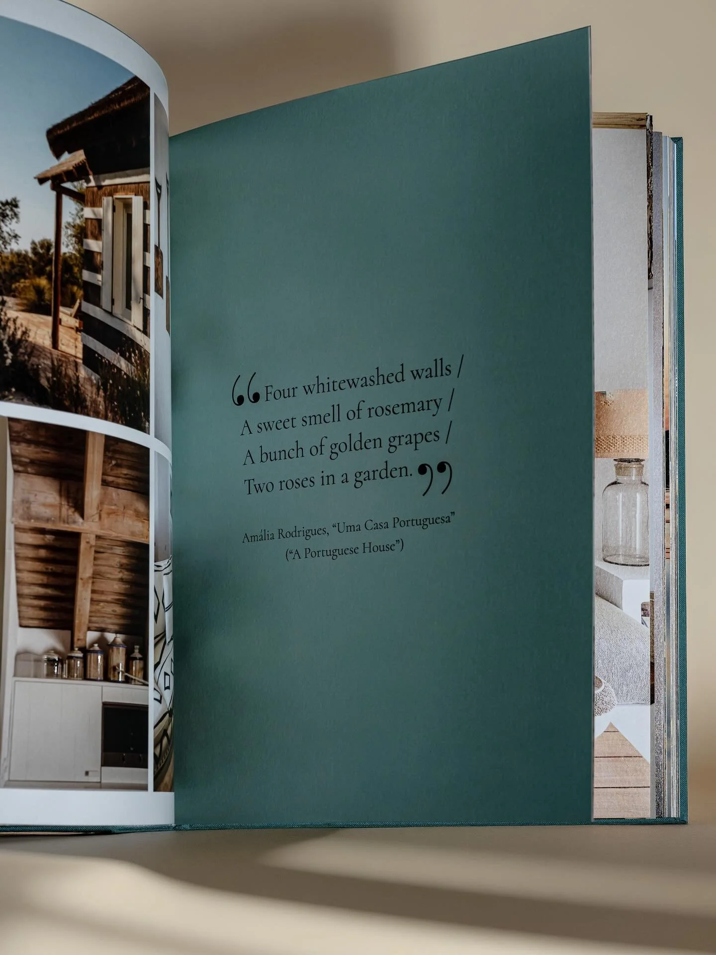 QUINTA DA COMPORTA x ASSOULINE

Realçando a memória do que outrora foi, numa terra onde tudo provém da terra. Comporta, antes de se tornar um destino, e Carvalhal como lar. Com as suas portas — e agora as suas páginas — abertas ao mundo.

O novo b