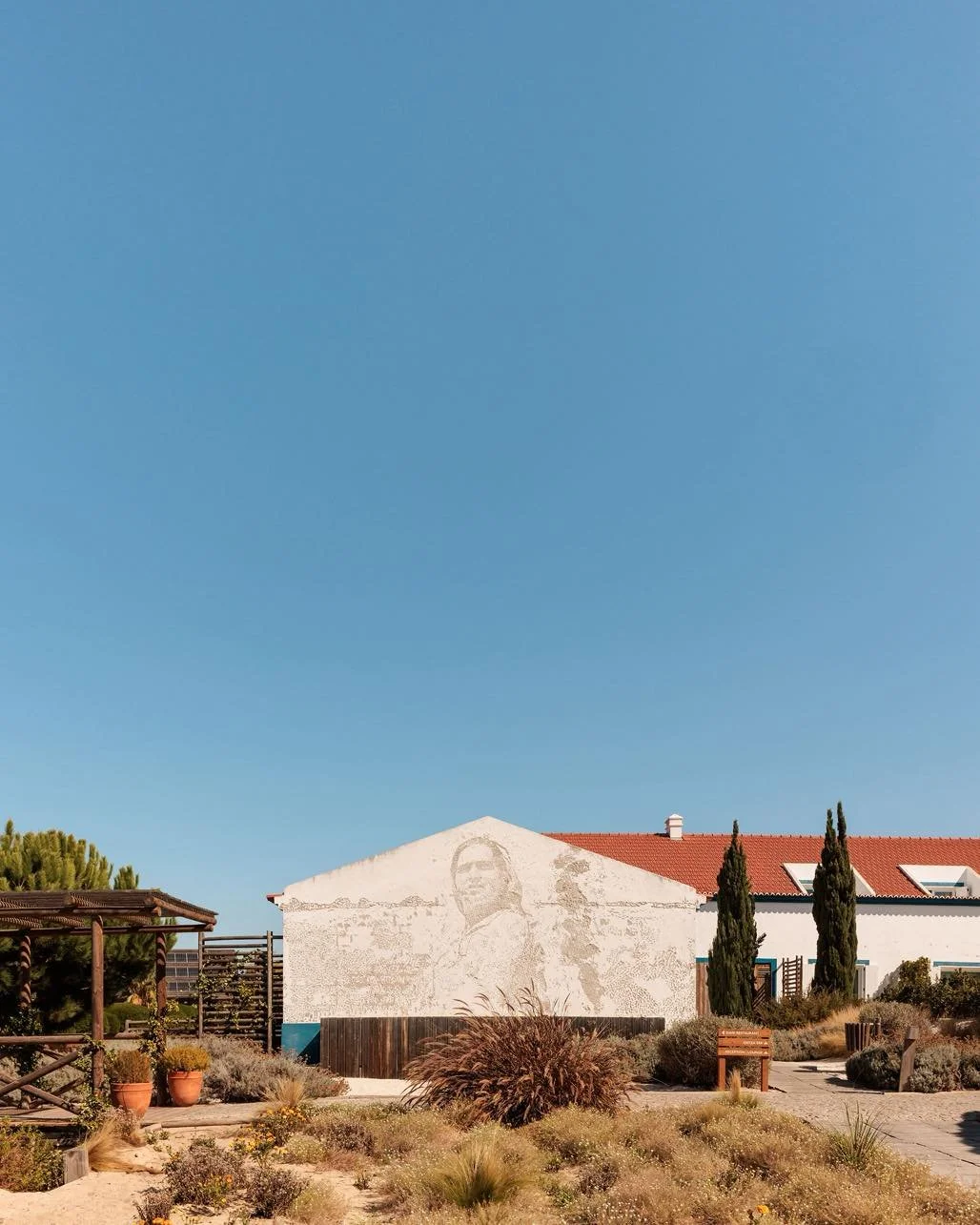O património da região faz parte da experiência quotidiana na Quinta da Comporta, refletindo-se em cada recanto, em cada material e em cada história que ainda ressoa nas suas pessoas, tradições e paisagem.
.
.
O património da região faz