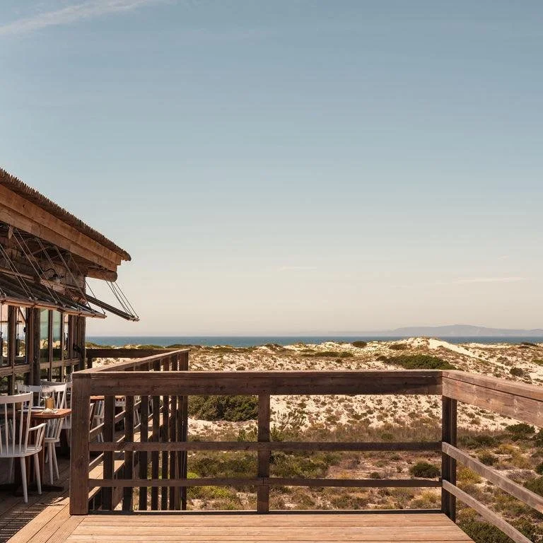 Every day follows the landscape.
A morning by the ocean.
An afternoon beneath the pines.
A table shared outdoors.
A dive as the sun begins to set. 
.
.
Cada dia acompanha a paisagem.
Uma manh&atilde; &agrave; beira-mar.
Uma tarde sob os pinheiros.
Um