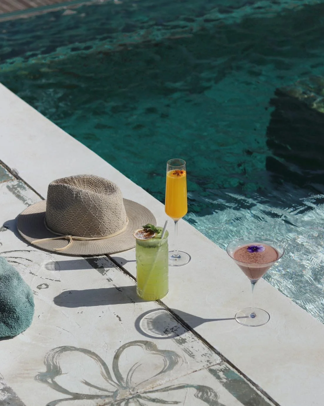 From the first swim to the last cocktail, let the day unfold at its own pace.
.
.
Do primeiro mergulho ao &uacute;ltimo cocktail, o dia vive-se sem pressa.

📷 @louiethain 
📷 @postcardsfromcate 
📷 @shout.estudio