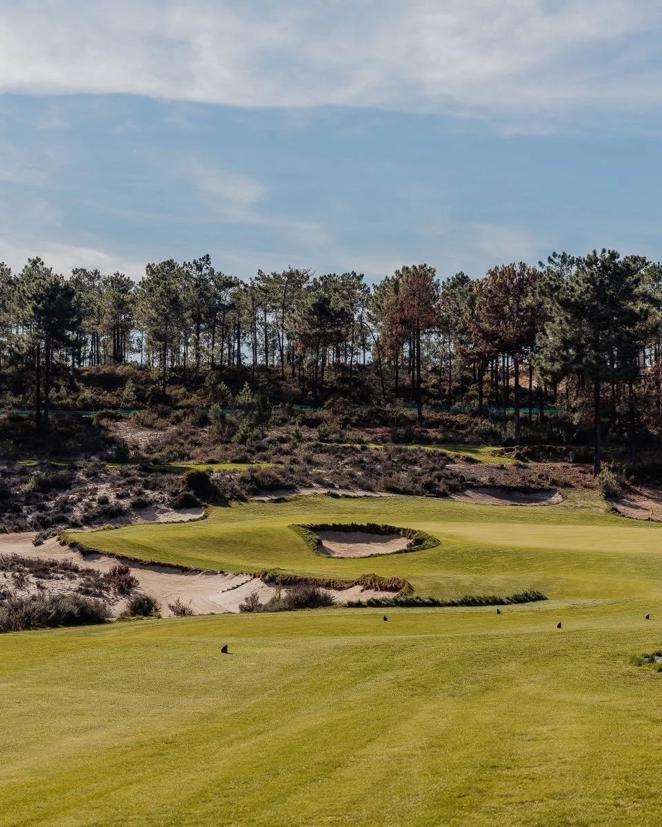 Ao longo de fairways moldados pela paisagem, entre pinheiros, solos arenosos e a tranquilidade da costa alentejana, o « golf » encontra aqui o seu próprio ritmo. De 13 a 15 de novembro, a « Golf Experience Comporta» reúne dois dias de jogo na Torre Golf e no Dunas Go
