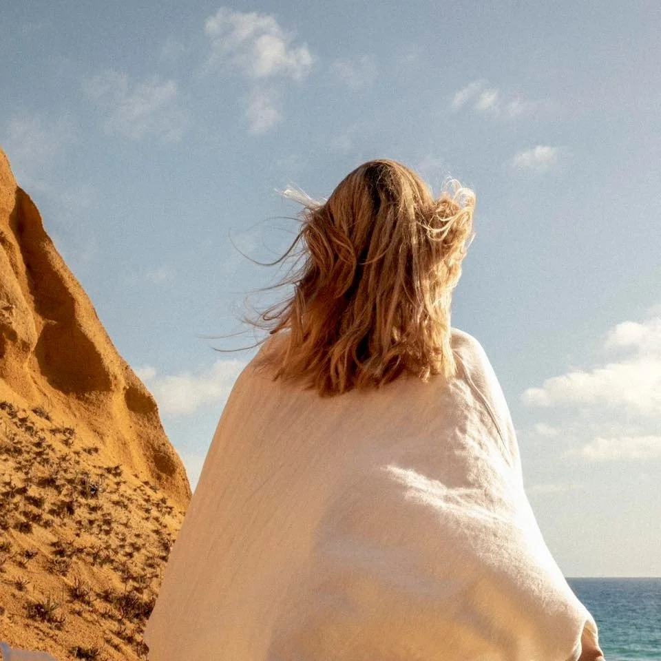 The rhythm of the waves, the softness of the sand, and the freedom to simply be.
.
.
As mar&eacute;s que v&atilde;o e v&ecirc;m, os p&eacute;s na areia suave e a liberdade de simplesmente ser... Em conex&atilde;o com a Natureza.

📷 @prism.pt @andre_