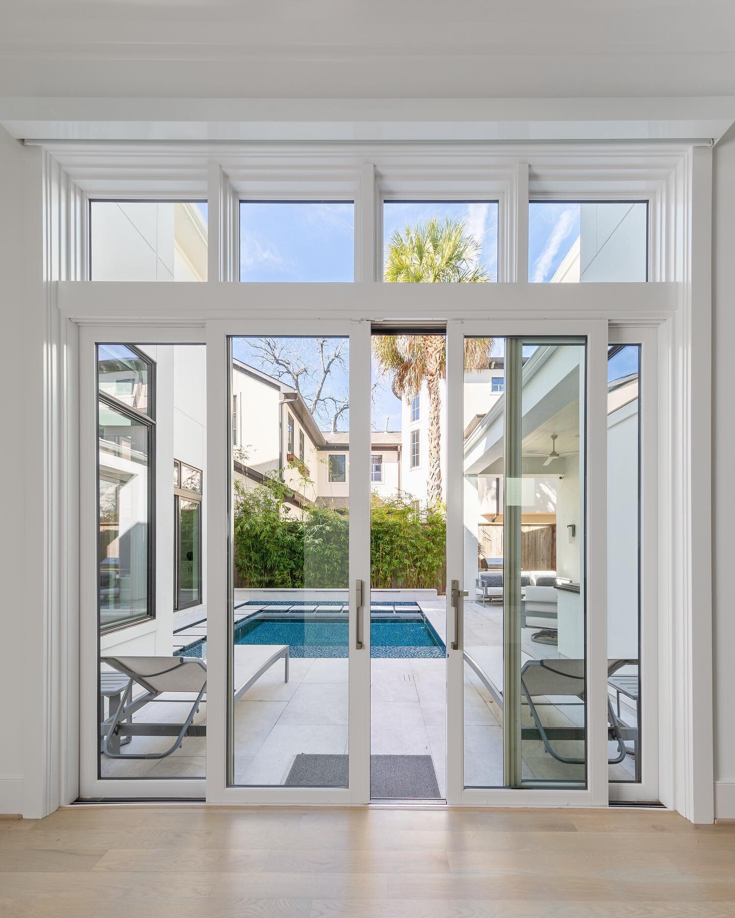 Sliding glass doors for easy and aesthetic transitions! ☀️ | #ExclusiveWindows

Builder: @charter.customhomes 
Photographer: @giseleparraphotography