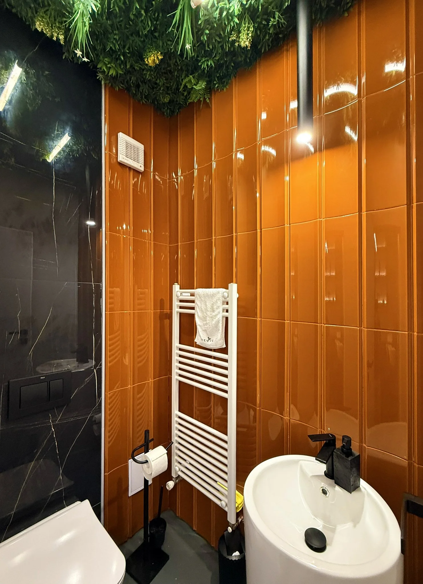 natural design small bathroom with earth tones and minimalist black and white finishes