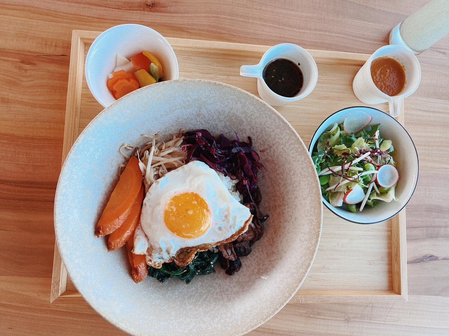 NEU haben wir auch Mittags ge&ouml;ffnet - Bibimbap - koreanische Reisbowl mit gew&uuml;rztem Gem&uuml;se und Spiegelei. Serviert mit traditioneller scharfer Sauce oder nicht
traditioneller scharfer Sauce.