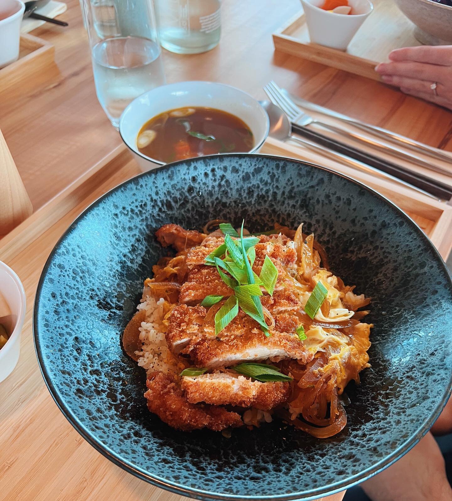 NOW open for Lunch 🍴Tonkatsudon - Frittiertes Schweineschnitzel in einer Japanischen Br&uuml;he mit Eiern, serviert auf Reis.